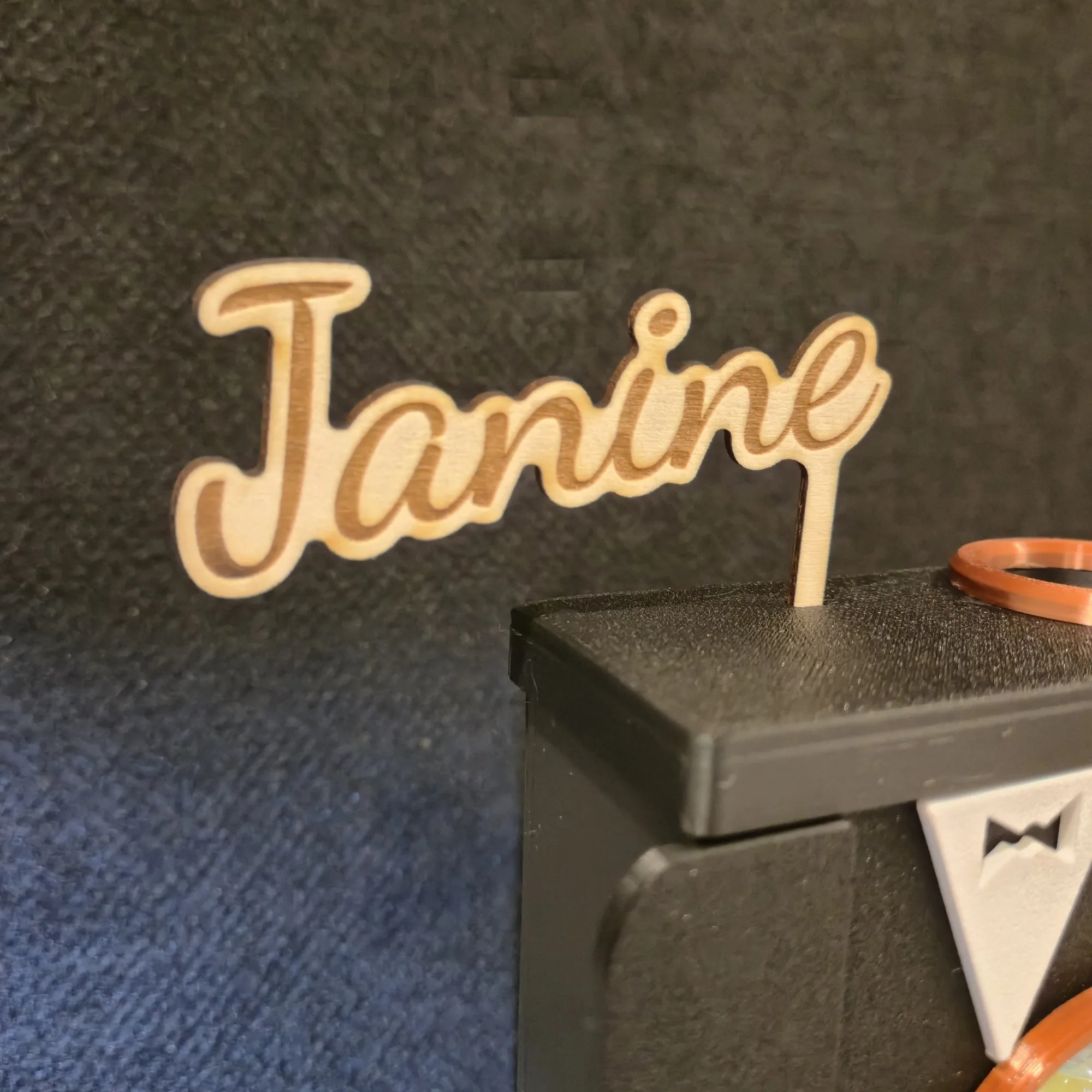 Name Janine als gelaserter Schriftzug aus Holz auf dem Deckel