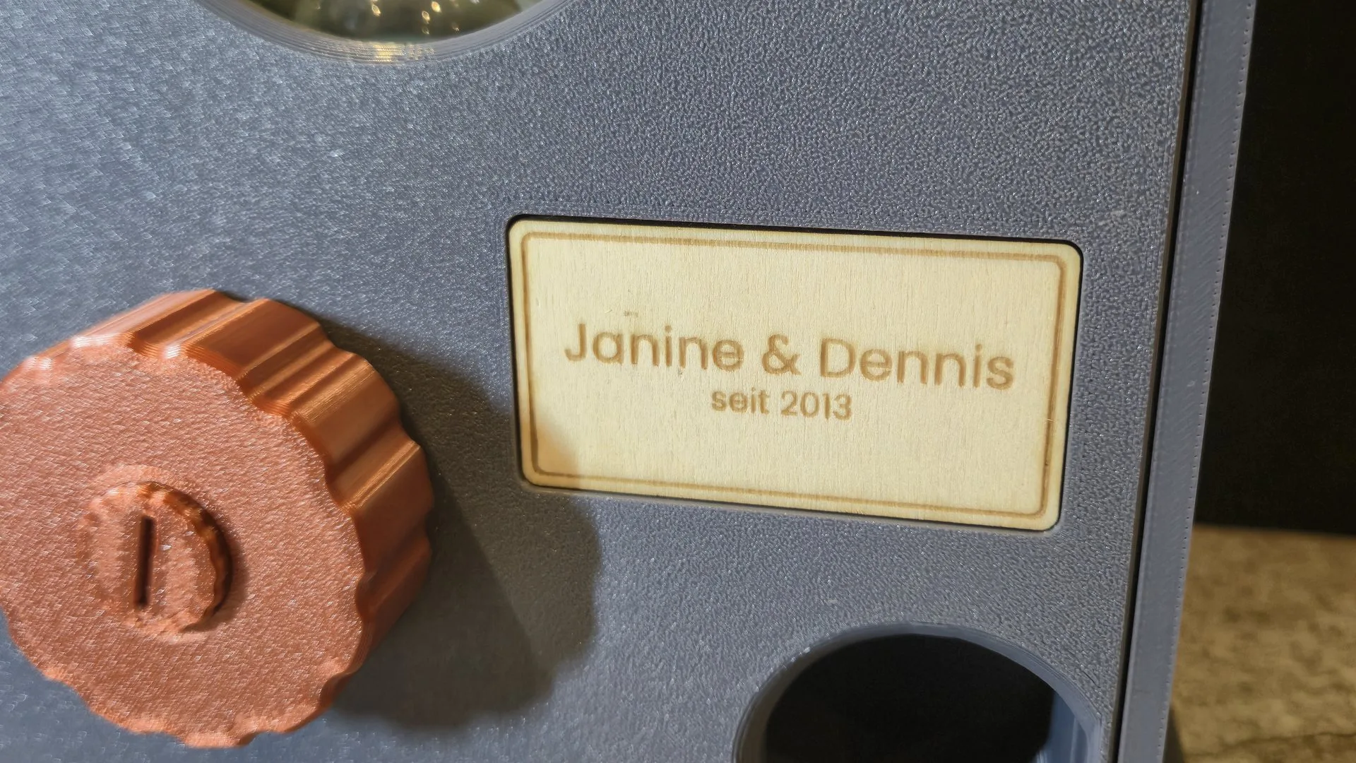 Momentdreher: Holzschild „Janine & Dennis, seit 2013“ und Drehknopf in Roségold