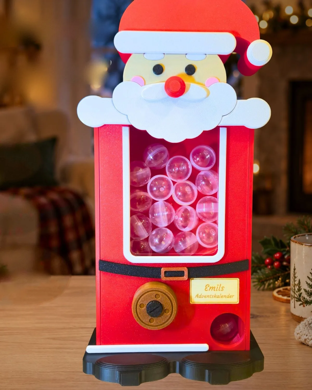 Kapselautomat Weihnachtsmann mit graviertem Holzschild „Emils Adventskalender“, weihnachtlich dekoriert