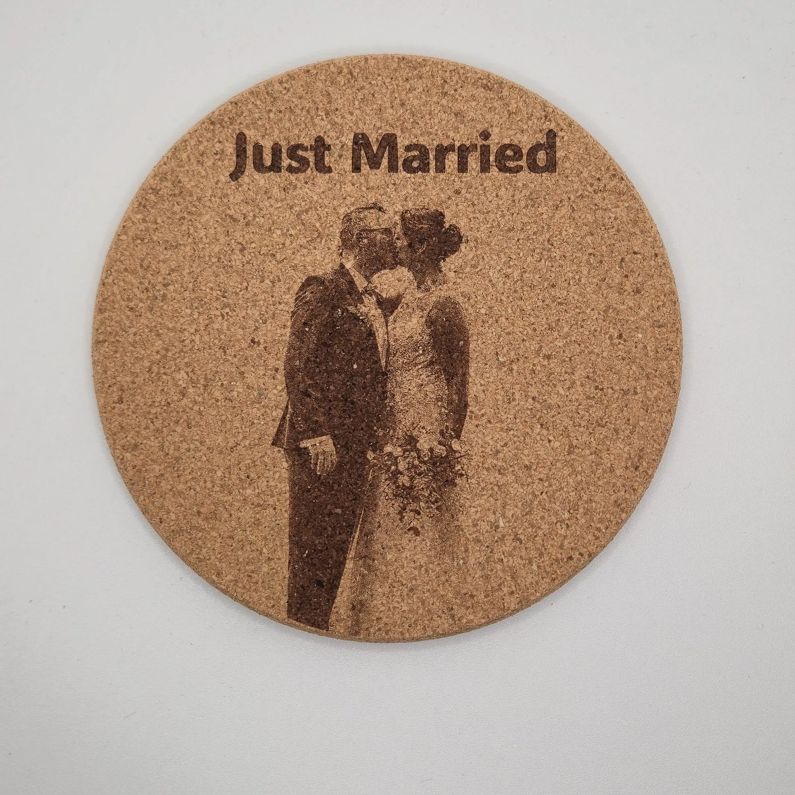 Kork-Untersetzer mit Fotogravur und Schriftzug „Just Married“