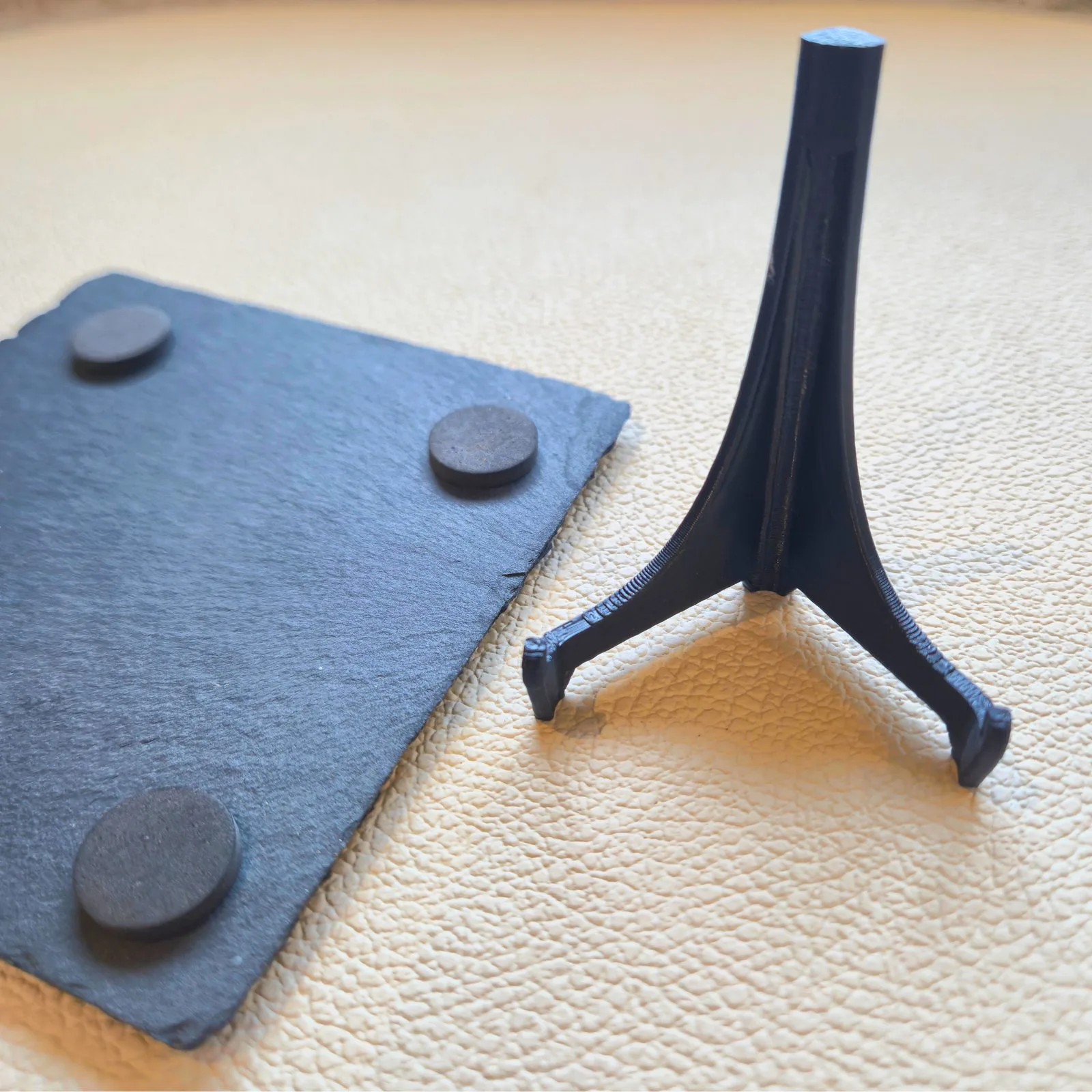 Schieferplatte von hinten mit Gummifüßen und 3D-gedrucktem Aufsteller