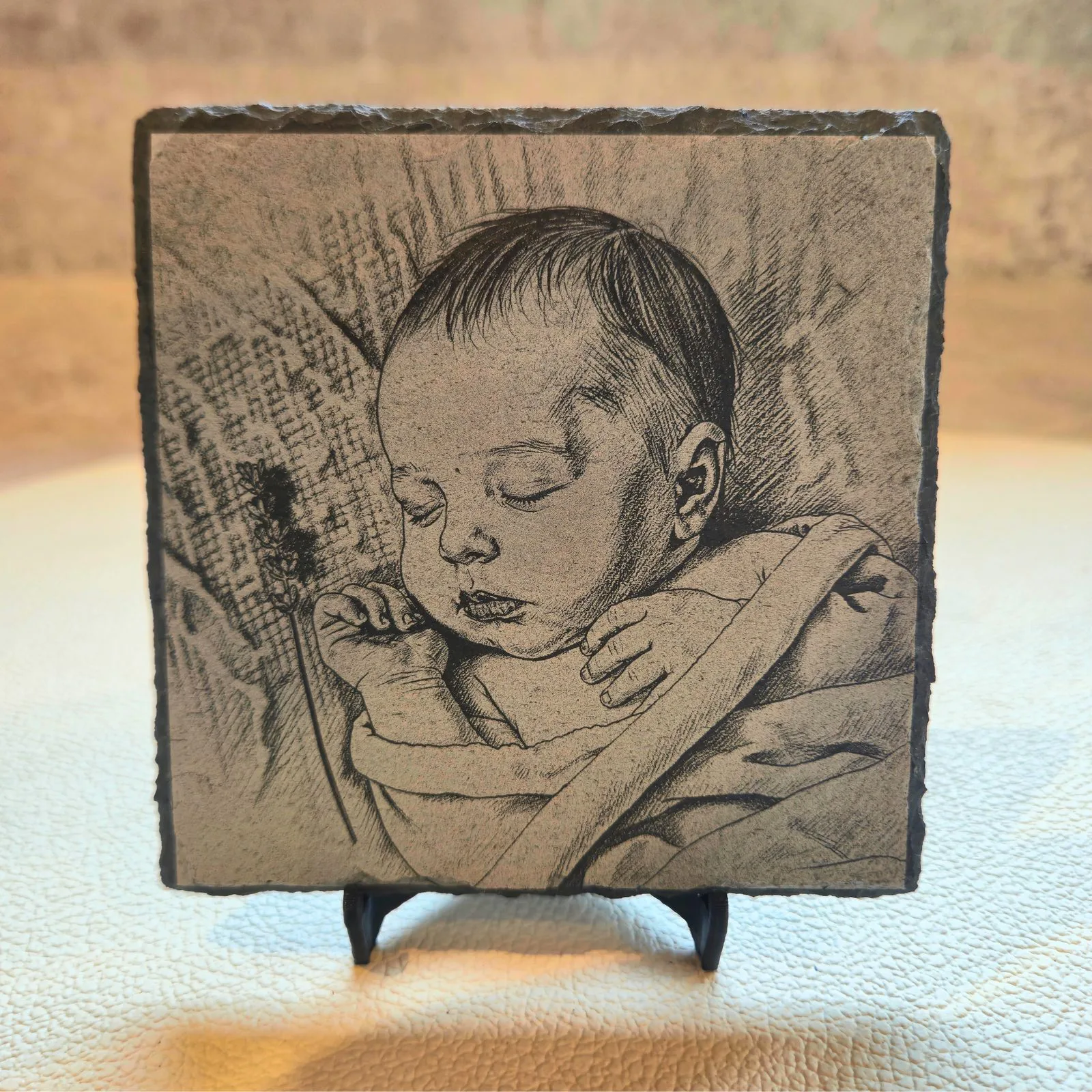Fotogravur eines schlafenden Babys auf Schiefer