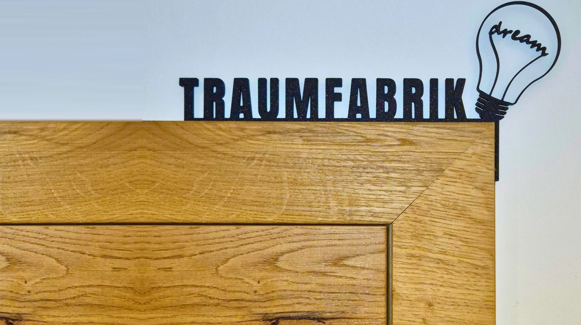 Türrahmen-Schild Traumfabrik auf einer Türzarge aus Eiche