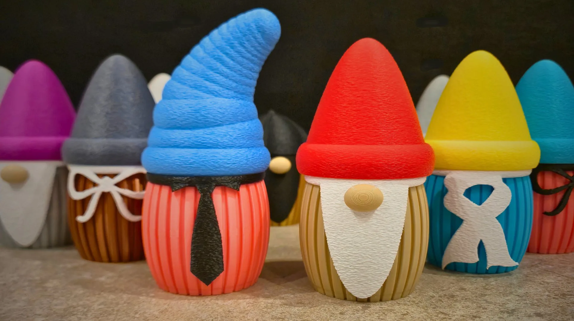 Viele bunte Wichtel nebeneinander